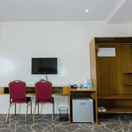 Maxi Hotel And Event Center Tagbilaran City Bagian luar foto