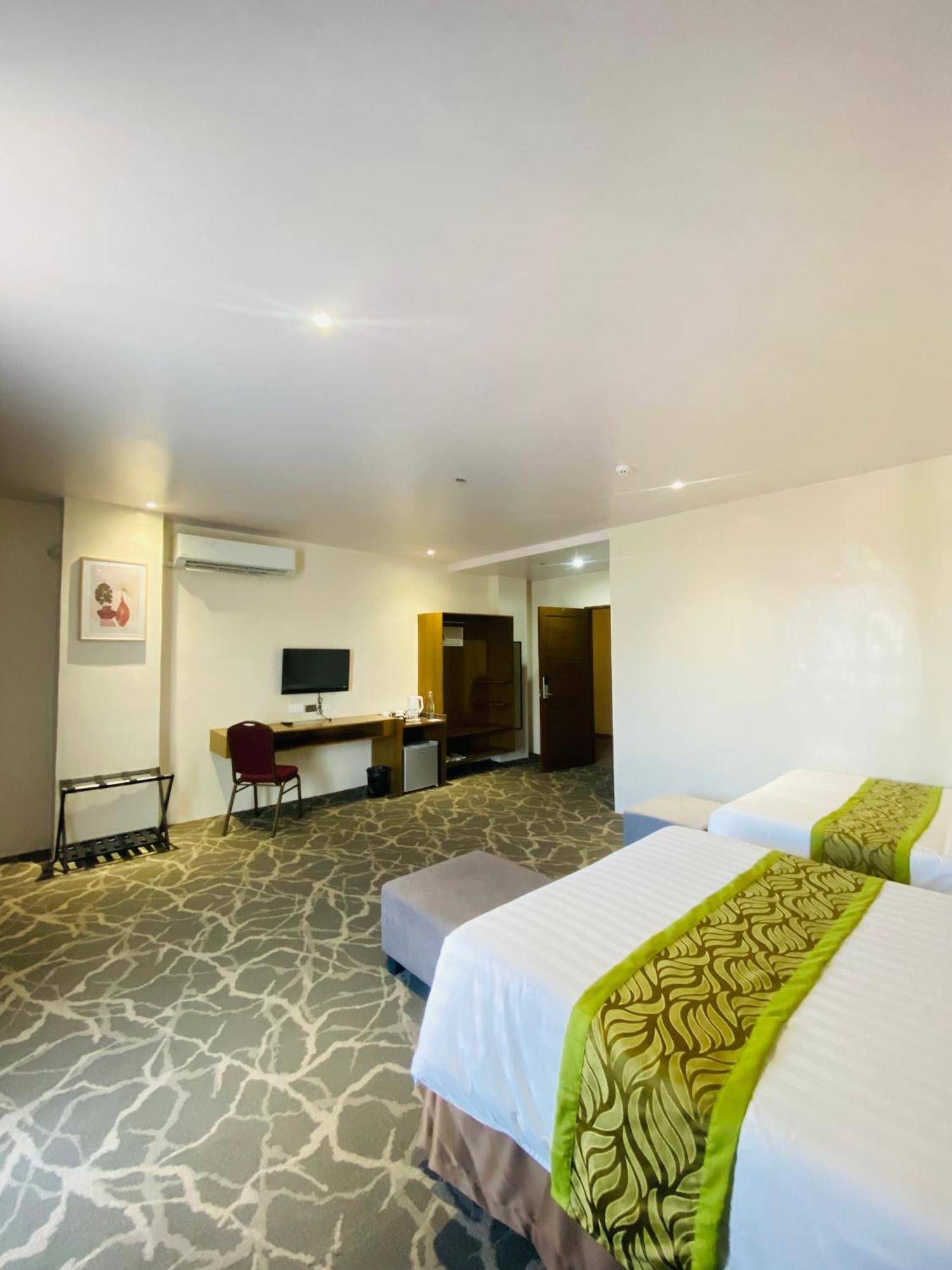 Maxi Hotel And Event Center Tagbilaran City Bagian luar foto