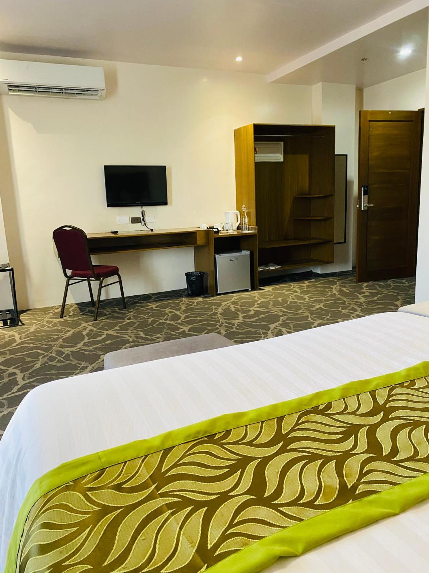 Maxi Hotel And Event Center Tagbilaran City Bagian luar foto