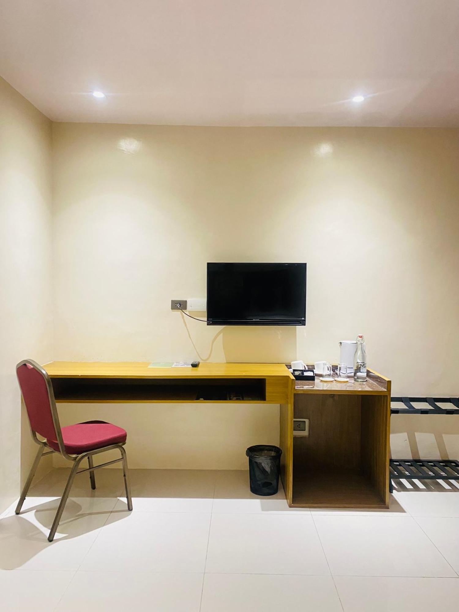 Maxi Hotel And Event Center Tagbilaran City Bagian luar foto