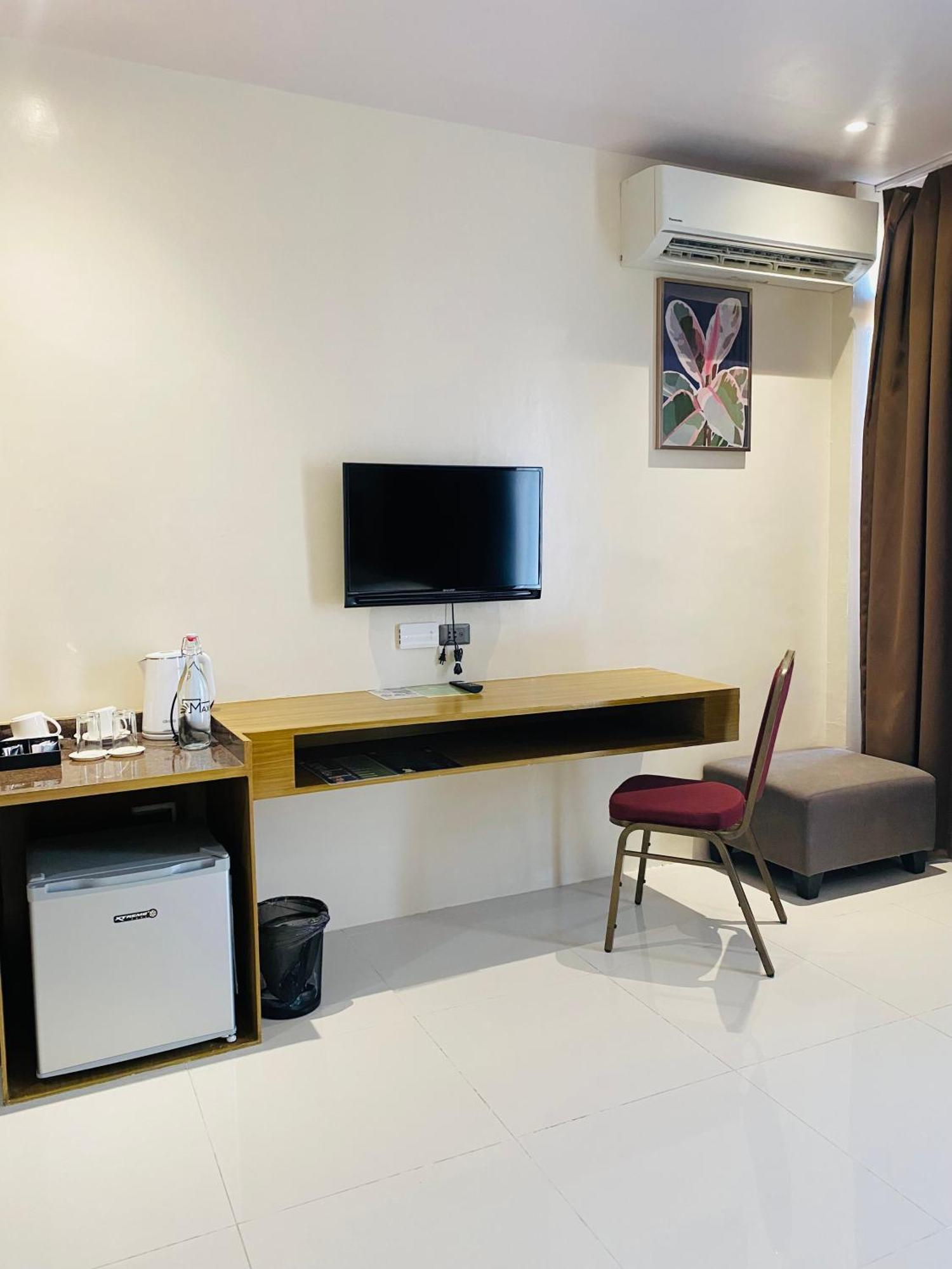 Maxi Hotel And Event Center Tagbilaran City Bagian luar foto