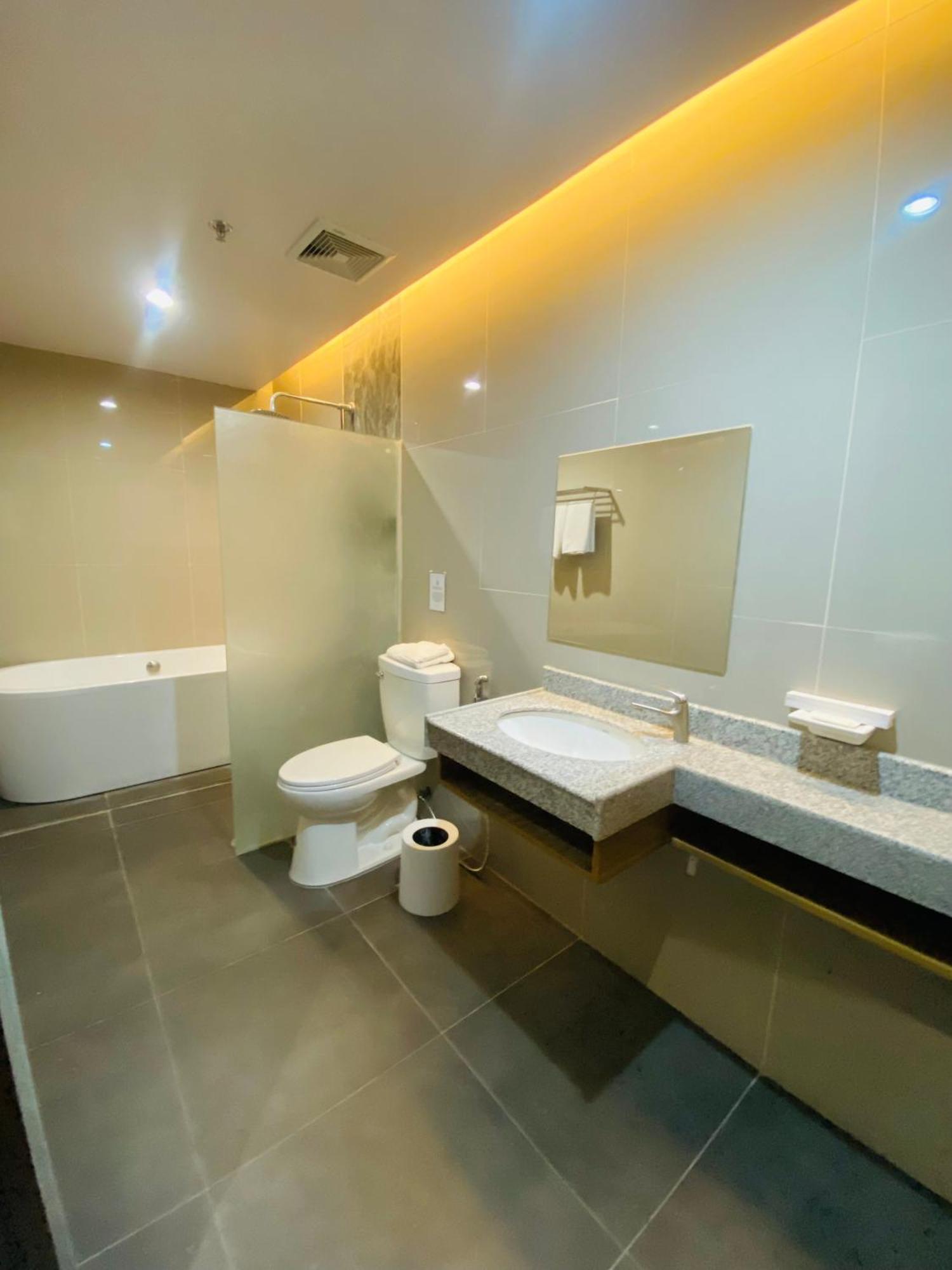 Maxi Hotel And Event Center Tagbilaran City Bagian luar foto