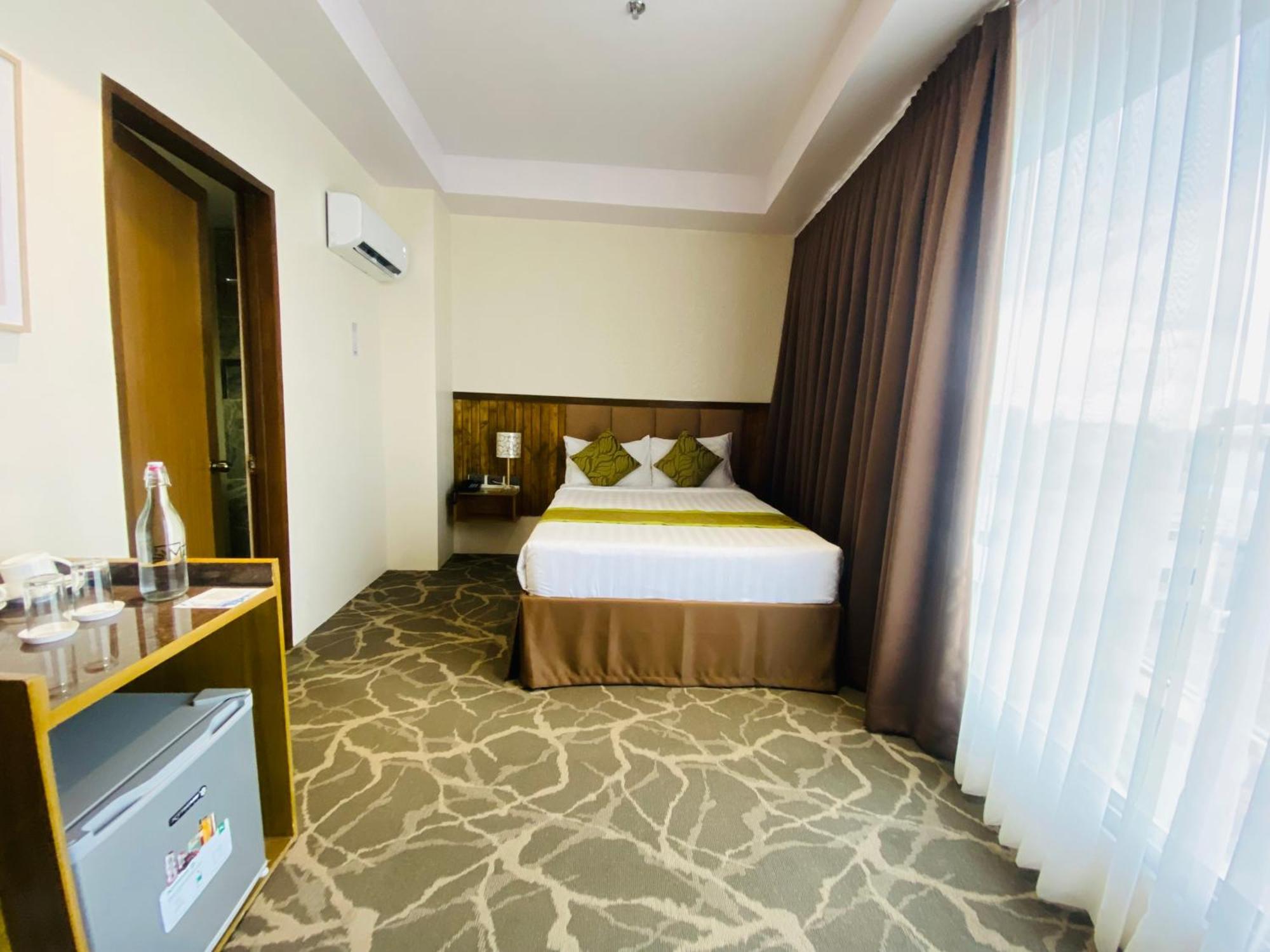 Maxi Hotel And Event Center Tagbilaran City Bagian luar foto